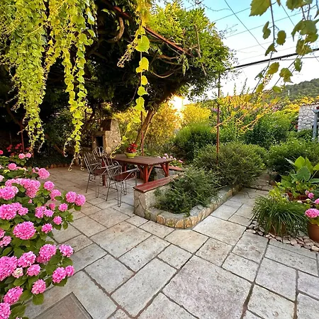 Cvita - Garden Hideaway *